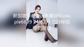 长裙美女尿完后一直臭美照镜子