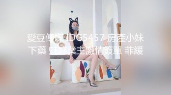 很哇塞的小女人首次直播精彩小秀，全程露脸这一对奶子真是诱人，撩骚狼友揉捏变形，撅着屁股给狼友看骚穴