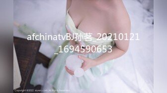 抖_音 34W 粉丝网红张晶滢，巨乳肥臀与金主大哥一 V 一 ，脸穴同框如母G般怼着镜头道具自慰