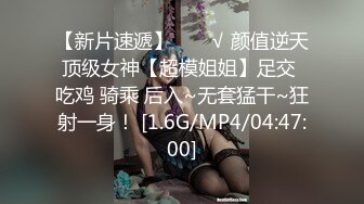 多角度偷拍商場試衣間多視角拍有點苦瓜臉的年輕妹子試穿泳衣，年輕就是好啊