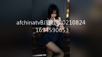 【新片速遞】肉便器女友一个人在家陪狼友发骚，有露脸奥自己揉奶玩逼特写，好粉嫩够刺激淫声荡语，伸着舌头要舔哥哥鸡巴