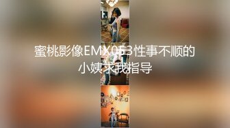 极品两个熟女少妇双飞大战瘦瘦哥哥，已撸鸡巴很翘，浴池洗澡多人的淫乱