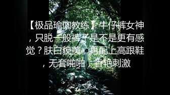  骚货老婆巨无霸自慰，老公的小鸡巴已满足不了需求，老公手拿假屌帮忙插！