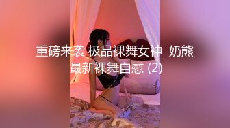 ktv啤酒瓶怼小妞的小穴