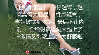 卷发虎牙轻熟女露脸全裸自慰，丰满身材，白虎穴还算干净手指抠逼，白浆渗出