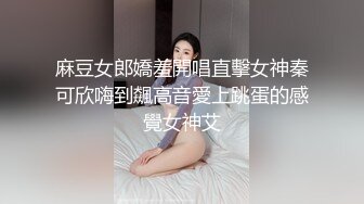 小脸蛋可爱英伦风学姐，戴上丝袜手套摸摸淫穴又放嘴里舔舔，拨弄阴唇的手温柔地轻轻抚摸，真是掩饰不住骚！