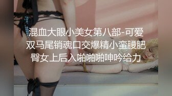 骚保健女主管上司享受技师的按摩服务，性感好身材涂抹上精油看着真刺激，手法娴熟保健大奶子抚慰骚逼