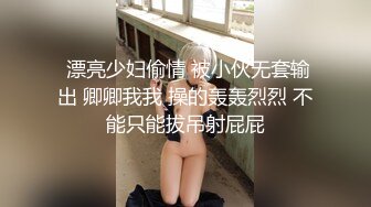 艳舞团下乡慰问演出搭建的大棚内激情表演前排大叔目不转睛盯着台上舞女露阴露奶跳艳舞挑逗拔阴毛往台下吹