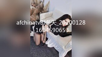 Onlyfans极品白虎网红小姐姐NANA被掰开的大肥鲍