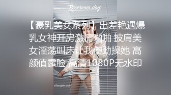 商场女厕全景偷拍浅绿色套装美女的小嫩鲍