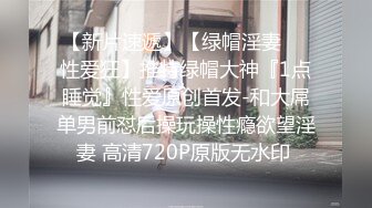 带老婆和小孩在老家田间悠逛 兴趣来潮让老婆露出一番 脱下内裤没想到湿透了 真是夫妻心有灵犀