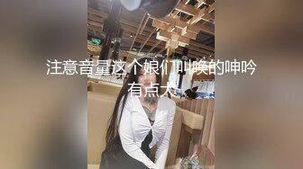 ZT全景厕拍系列15 高颜值的黑丝长腿御姐还是个无毛嫩逼