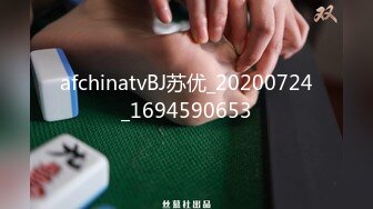 大红唇新人骚女被两大汉3P白丝袜丁字裤翘起屁股看穴