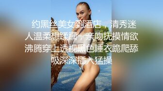   现在的小年轻小日子过的肉肉欲欲，几个男女脱光光聚在一起你捏我逼我舔你鸡巴缠绕爱抚淫乱浪叫