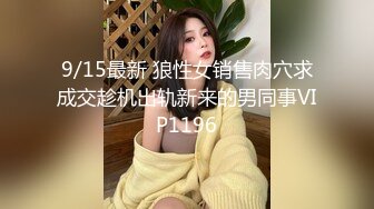 美女下面我不知道这是什么东西，反正是出了很多。