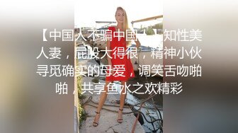 大屁股骚奶子黑丝诱惑颜值也还不错的无敌骚浪贱，让小 哥床上放肆抽插，奶子乱晃叫的骚，后入双插菊花逼逼[