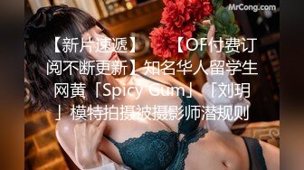 高颜值牛仔短裤白丝尤物，坚挺粉嫩的美乳，脱光光用黄瓜磨蹭骚穴，用手自扣，绝对精彩，，不要错过！