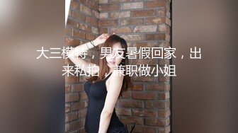  眼镜熟女妈妈 哦要干死老娘了 哦儿子好棒 妈妈手指插菊花 假玩具插骚逼