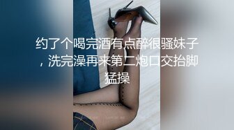 两个年轻粉嫩的社会渣女全程露脸被纹身小哥床上玩弄，激情上位让小哥从床上草到床下，两小哥一起拿道具玩逼