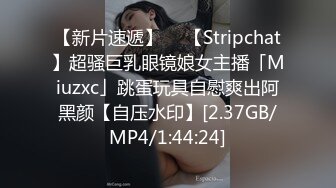 颜值不错的风骚女模特，大辫子漏出骚奶子诱惑狼友跟两位大哥激情3P