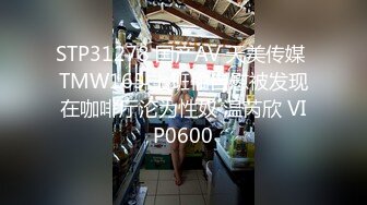 两老哥KTV点了两个妹子，一人一个揉捏奶子唱唱歌，沙发上同时开操，翘起屁股后入猛操