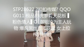 窗帘缝隙偷窥隔壁漂亮小嫂子光屁屁在拖地