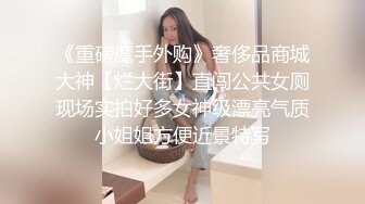 御姐范黑色裹胸裙高素质美女,在客厅小沙发上连续操了美女2次,沙发干的滋滋响,真担心散架