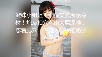 游乐场女厕近距离偷窥牛仔裙美女的大肥鲍