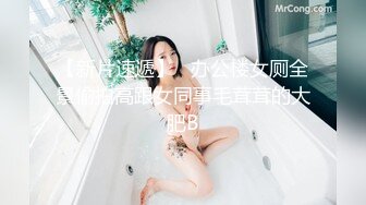 两个性感妹子双飞激情啪啪，穿上网袜两个一起舔弄翘起屁股轮着操