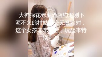 性感美女穿着睡衣吃泡面不小心走光露点