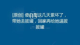 房东偷窥一家三口吃喝拉撒都在一屋里的打工家庭妈妈给坐在浴盘的女儿搓澡