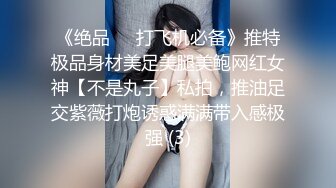 魔鬼身材的大学美女，吃鸡巴舔蛋蛋，丝袜没脱就干了进去