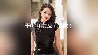 偷窥美容院，熟女阿姨跑来丰胸，按摩乳房，那叫一个舒服，两个技师一人揉一边，清晰对白！