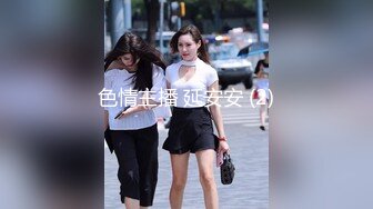 夏天洗澡不關窗的母女倆,翹立的乳頭和稀疏的陰毛真想沖進去玩個3P