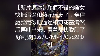  萌萌哒的小美女榨汁夏，跪在地上吃男友的鸡巴，小嘴巴吸进吸出，真得劲！