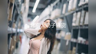 商城跟随偷窥跟小男友逛街的JK眼镜美眉 身材娇小 搂搂抱抱好不亲热