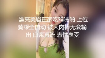 长舌骚女喜欢车震还在开车就舔鸡巴