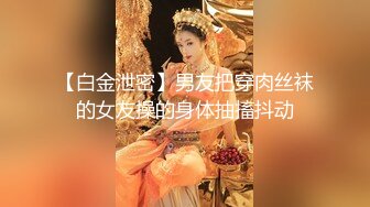  长发年轻嫩妹子，吊带装牛仔短裤，被小挫哥哥嘴接尿，全裸露脸交玩69女上位啪啪