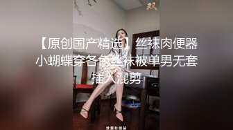  长发美女在沙发上就很骚了，很有韵味气质美少妇，聊聊天调调情再开操