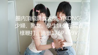 从她的角色扮演中释放出她柔软的乳房并将它们挤到你的脸上。