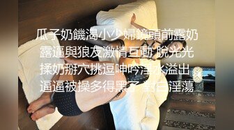  长发骚货妹子，和男友无套啪啪，手持镜头超棒视角沙发床上销魂叫精液从逼逼中流出