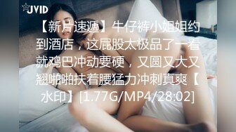 骚母狗老婆给情夫舔鸡巴