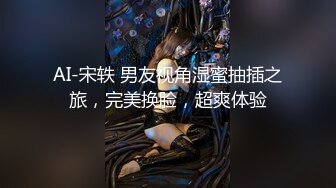 极品露脸小少妇颜值很高，跟狼友互动撩骚电动棒插进骚逼搅拌，给大哥舔弄大鸡巴吸蛋蛋