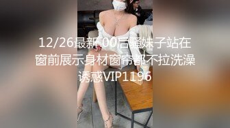 极品熟女妈妈全身赤裸坐在儿子身材，肉欲挡不住鸡巴硬了被妈妈掏出来揉搓吸允，香艳装扮沦陷猛力抽送性福