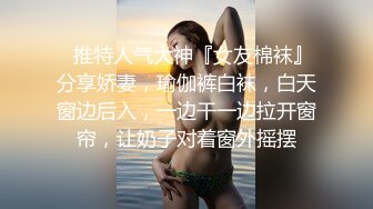 豹纹内衣看着乖巧却很骚颜值美女，单腿丝袜翘起双腿，半脱下丁字裤掰穴揉搓，近距离特写手指扣弄